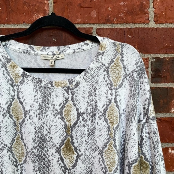 Express Womens Medium White Snake Animal Print Soft Lounge Dolman Sweater - Picture 2 of 9